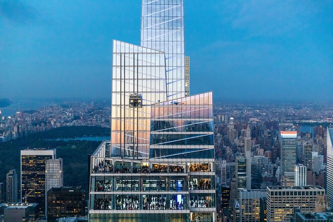 Tour at E 42nd St, New York, NEW-YORK